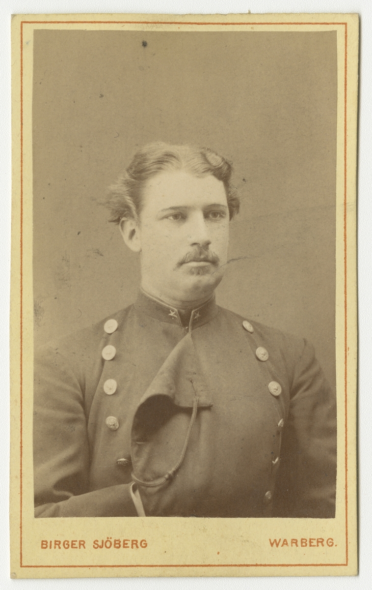 Porträtt av Wilhelm Mauritz Frykman, underlöjtnant vid Västgöta regemente I 6.

Se även bild AMA.0002165 och AMA.0006719.