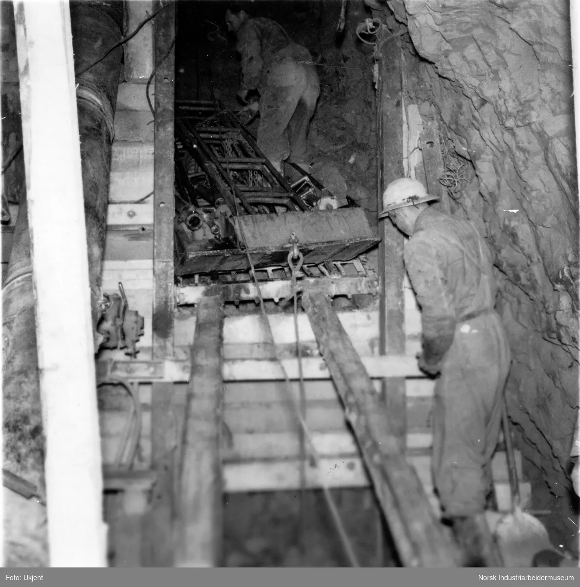 Arbeidslag inne i tunellen under bygging av Gaustabanen.