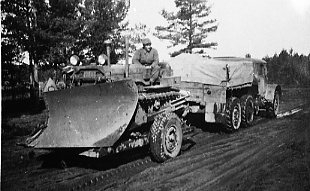 Terrängvagn m/1940 typ TVB, med traktor 3 ton, snöplog.