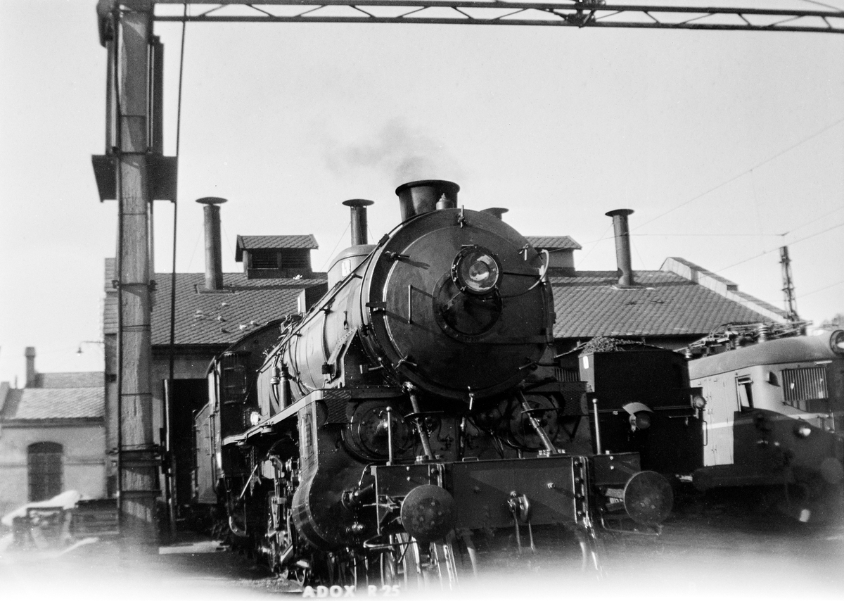 Damplokomotiv type 31b nr. 449 ved lokomotivstallen i Bergen. Til høyre en motorvogn litra Bmeo 65c.