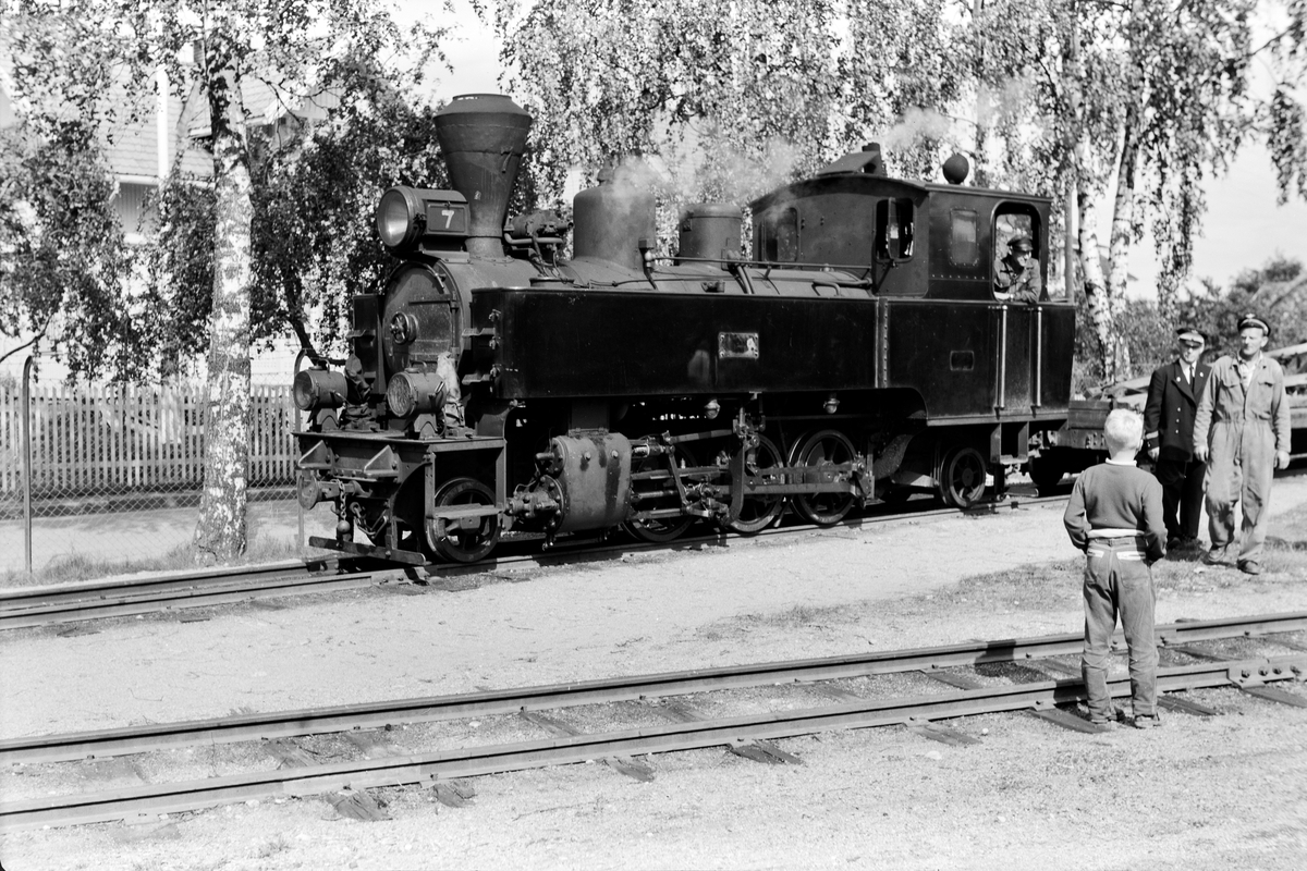 Damplokomotiv type XXIXb nr. 7 Prydz med oppsamlingstog etter Aurskog-Hølandbanens nedleggelse, her på Sørumsand stasjon.