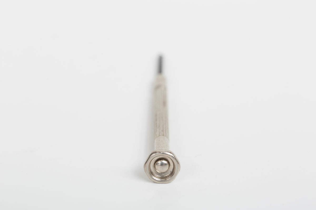 2 mm flatskjær skrutrekker med rillet skaft og roterbar trykkplate på toppen.