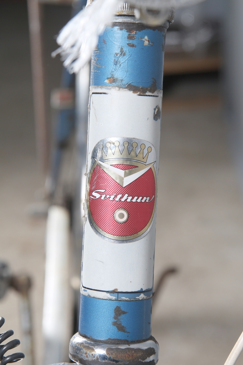 Svithun-sykkel, produsert av DBS for Maskinhuset i Stavanger. Blå herresykkel.