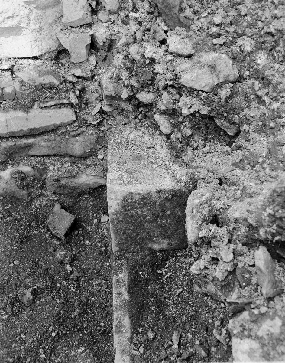 Arkeologiske undersøkelser i kjellerruin vest for drengestua 1986-1989. Overgang mellom trapperom og den nye kjelleren.