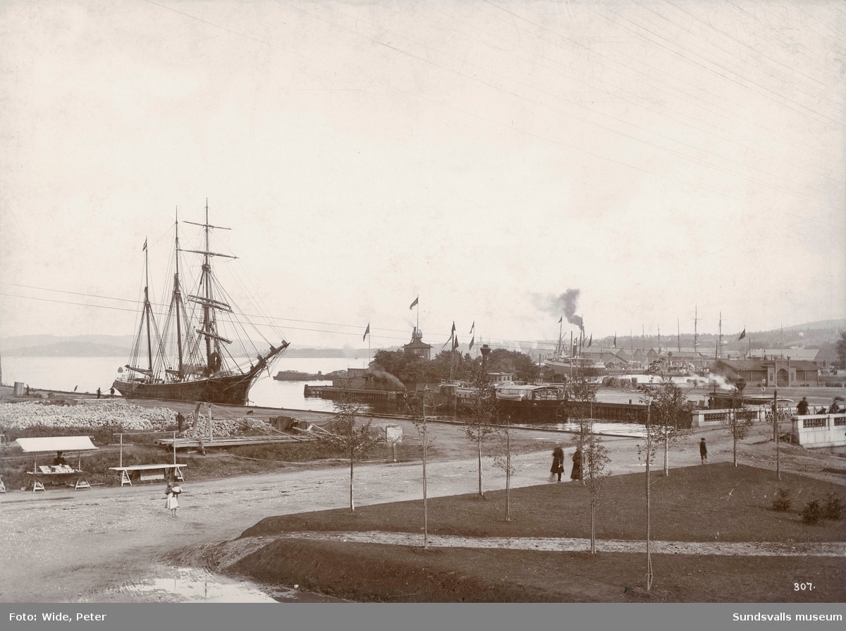 Inloppet till Selångerån med Tivolibron till höger. Bron byggdes 1890 som svängbro (dess mittparti finns fortfarande kvar) vilket gjorde att ganska stora fartyg kunde ta sig fram mot Puckelbron. Tornet mitt i bild tillhör kallbadhuset vid finnkajen. I bakgrunden ses Rosenborgs hamnmagasin.