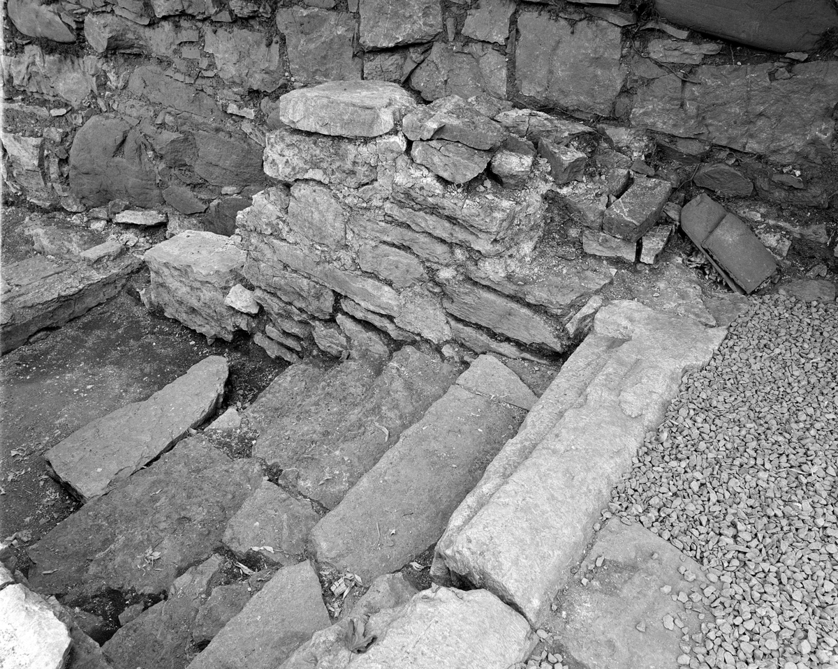 Arkeologiske undersøkelser i kjellerruin vest for drengestua 1986-1989. Trapp i den nyere delen av kjelleranlegget.