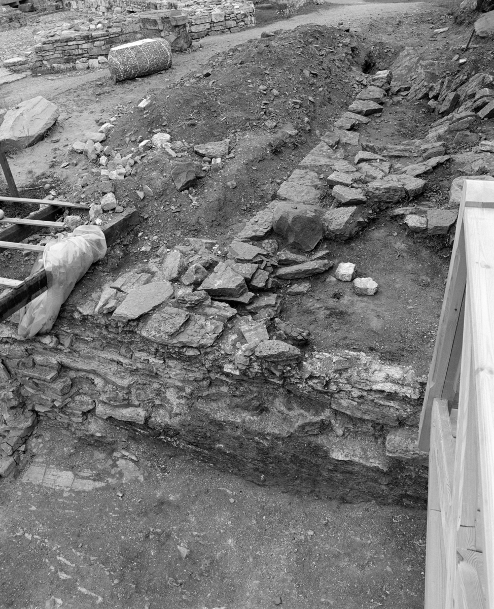 Arkeologiske undersøkelser i kjellerruin vest for drengestua 1986-1989. Nordøstre del av kjelleren med den nord-sydgående syllsteinsrekka.