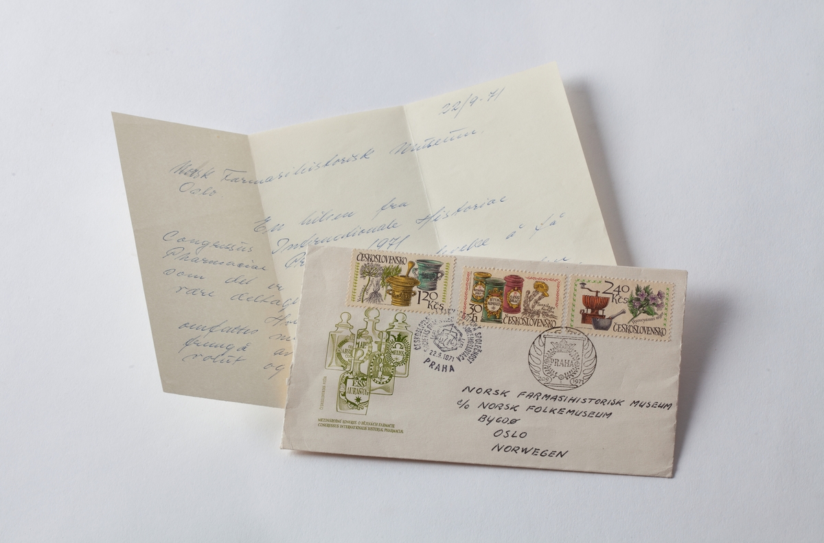 Håndskrevet brev i konvolutt frankert med tre tsjekkoslovakiske frimerker utgitt i forbindelse med  Internasjonal kongress i farmasihistorie i Praha 1971.
Førstedagsstemplet 22.09.1971