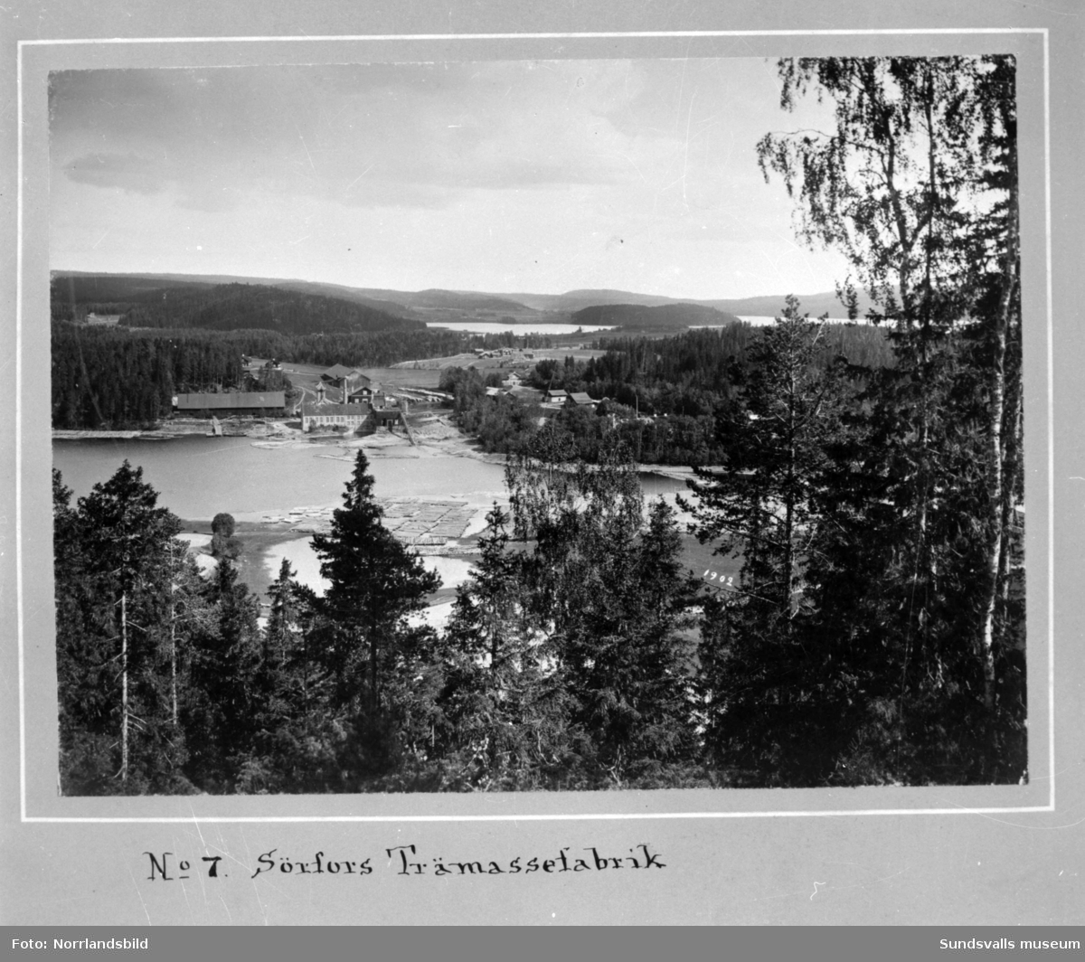 Gamla bilder från Attmar och Sörfors 1902. Originalfoto av fotografen Hildur Björklind, reprofotograferat för SCA.
1: Vy från Lucksta österut över sjön Marmen, Kampåkern, Ladsvedjan mot utloppet i Ljungan.
2: Vy söderut över gamla Sörfors bruk mot sjön Vikarn och Näset.
3: Lindsjön sedd från Sörlindsjö.
4: Lindsjön fotograferad från Sörforsåsen.
5: Sörfors bruk.
6: Sörfors trämassefabrik.
7: Attmars kyrka.
8: Landsvägen i Lucksta mot Sörfors.
9: Övre delen av sjön Marmen vid Ljungans inlopp. Tuna kyrka i bakgrunden.