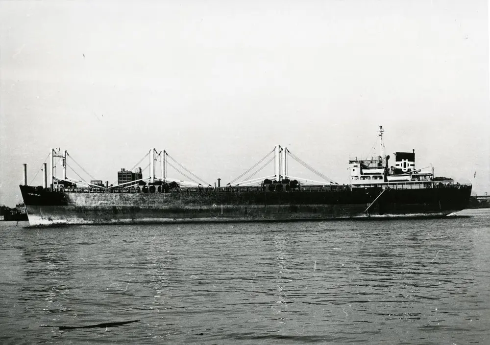 M/S «Etnefjell» (b.1950) ligger for anker i ukjent havn september 1968. Foto: Norsk Maritimt Museum