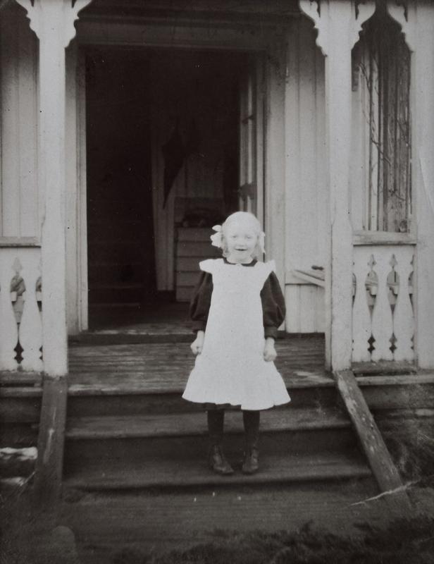 Lille Anne på trappen utenfor den første bestyrerboligena i 1908.
