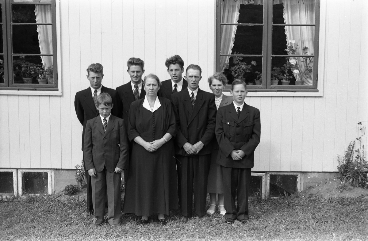 Familieportrett. Antatt Jens O. Ulsrud og kona Solveig, født Ellingsen, med barna (bak fra venstre) Ole, Erling, Kjell og Jenny. Foran til venstre Svein, og til høyre Finn.