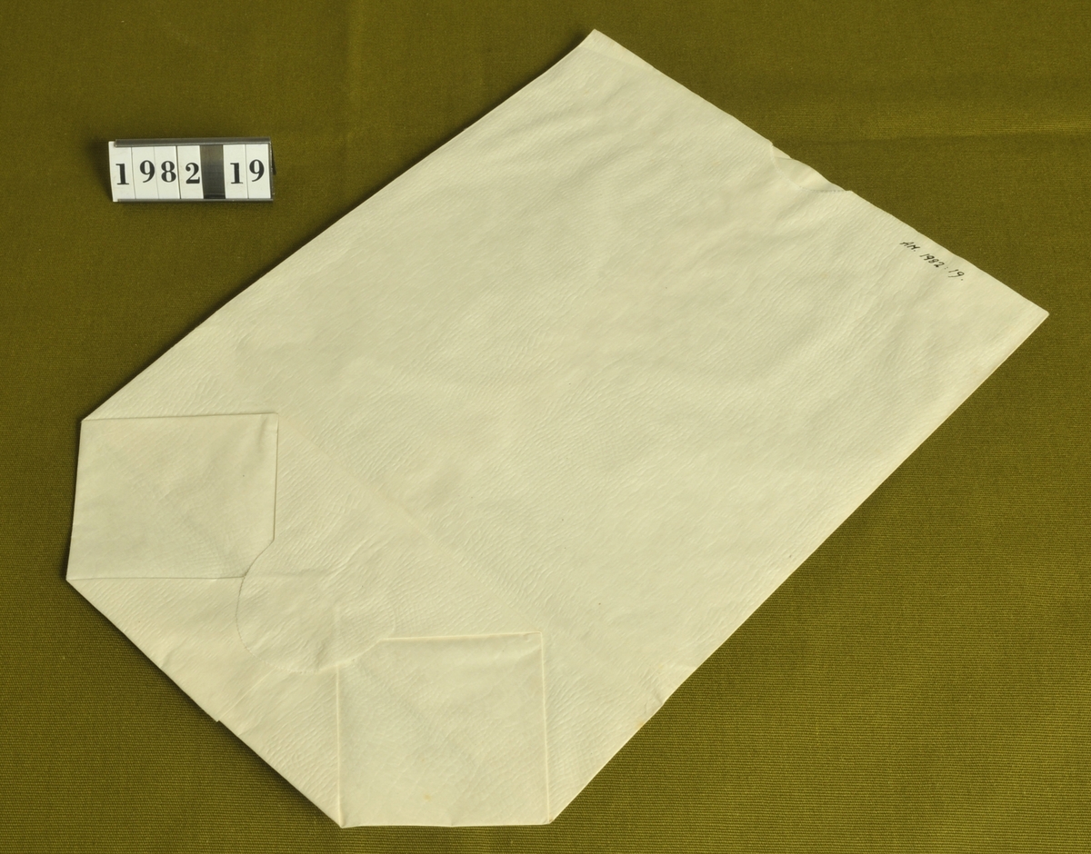 Av vitt papper.

Storlek: 20,5 x 30 cm.
Funktion: För kaffe/pulver