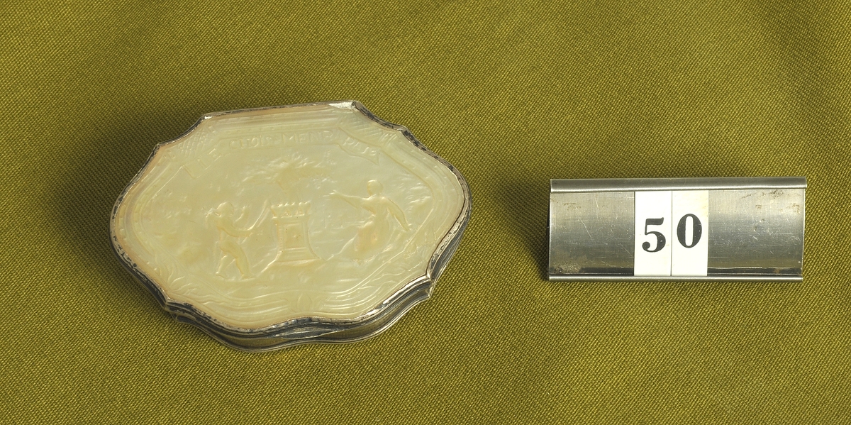 Ornerat pärlemorarbete inom ram av silver.

Av givaren inköpt på auktion
efter frk. H. Grundell, Alingsås.

Modell/Fabrikat/typ: Rokokoarbete
