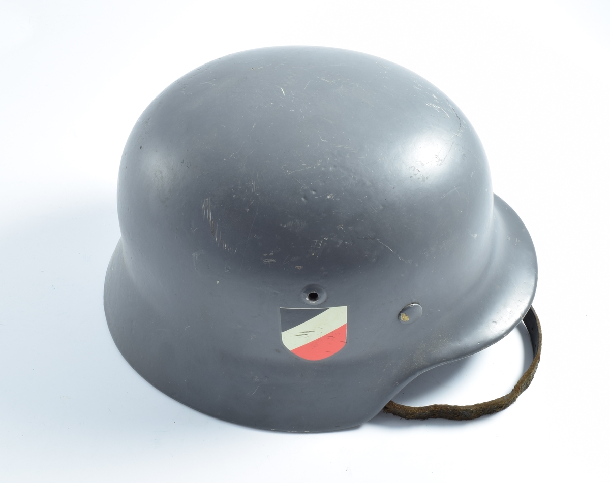Tysk, overmalt hjelm med kopi dekalmerke.