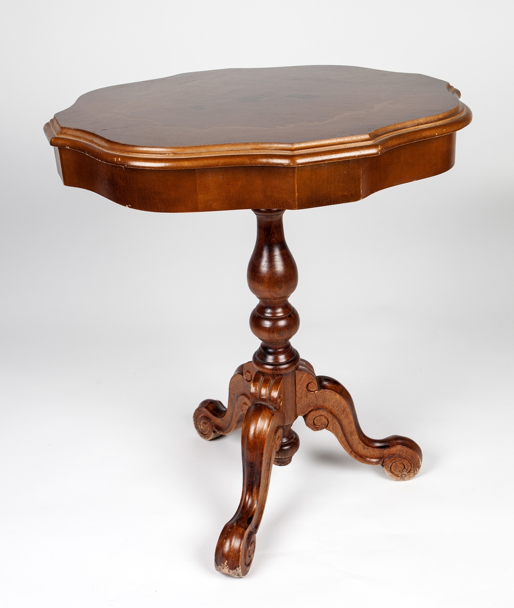 Rundt mahogny-bord på stett som hviler på tre ben. Intarsia-dekor på platen, blomster og akantusranker
