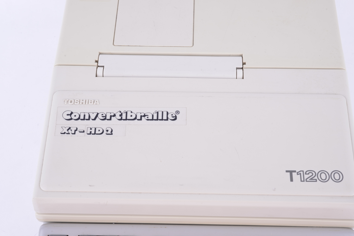 Datamaskin med skjerm, leselist og tastatur. Teksten som vises på skjermen blir framstilt som punktskrift (Braille), som kan leses (avføles) med fingertuppene. Skjermen er nedfelt og åpnes på sidene. Under skjermen ligger tastaturet. Leselist og tall-tastatur foran på maskinen.