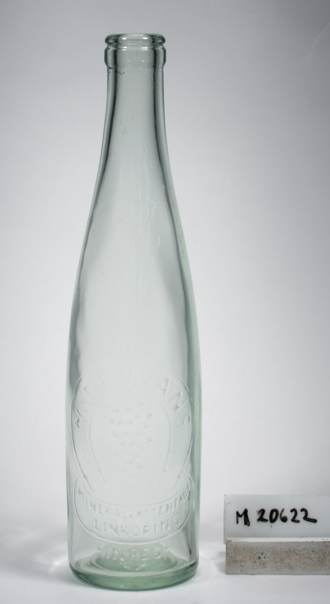 Flaska.
Ofärgat klarglas
Inskription i relief. Se "Signering, märkning" ovan.
Inskrivet i huvudkatalogen 1968.
Funktion: Flaska