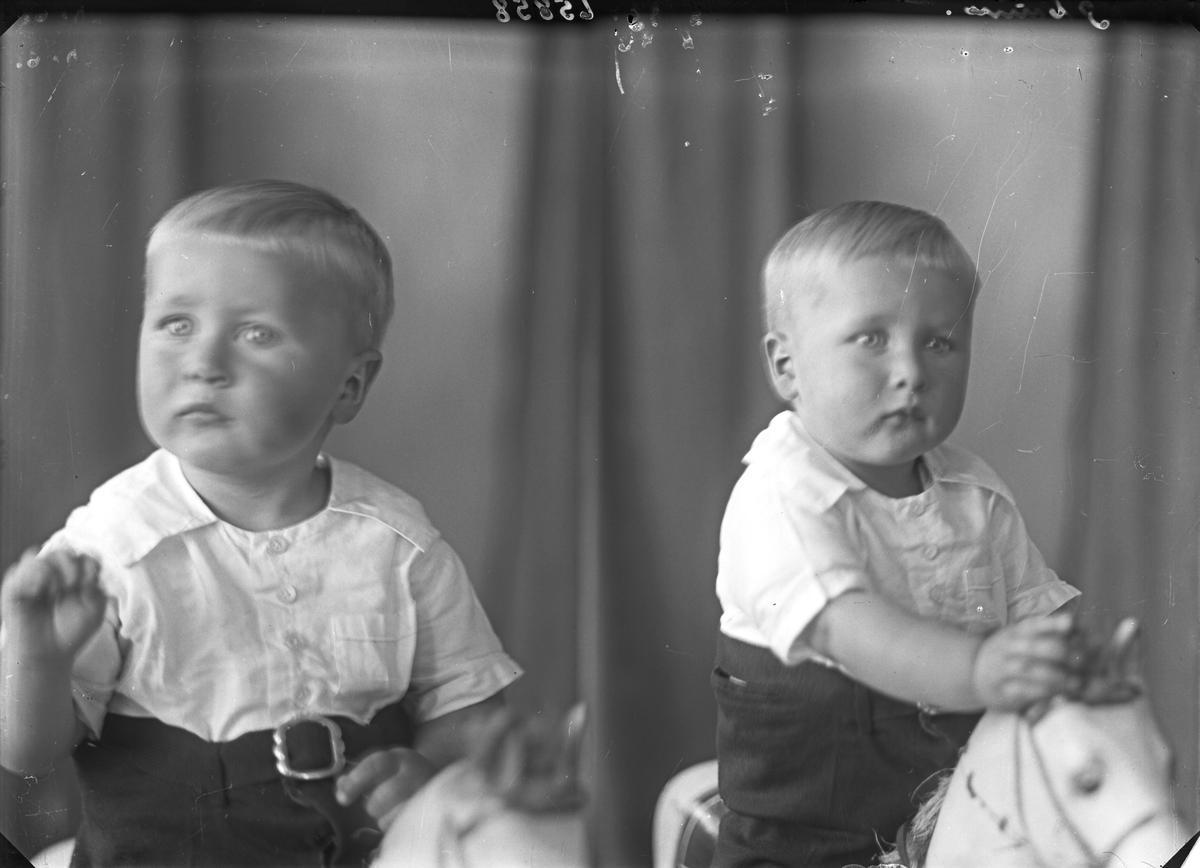 Portrett. Ung lyshåret gutt sittende på en hvit gyngehest. Bestilt av Reidar Reidarson. Tveita. Sveio