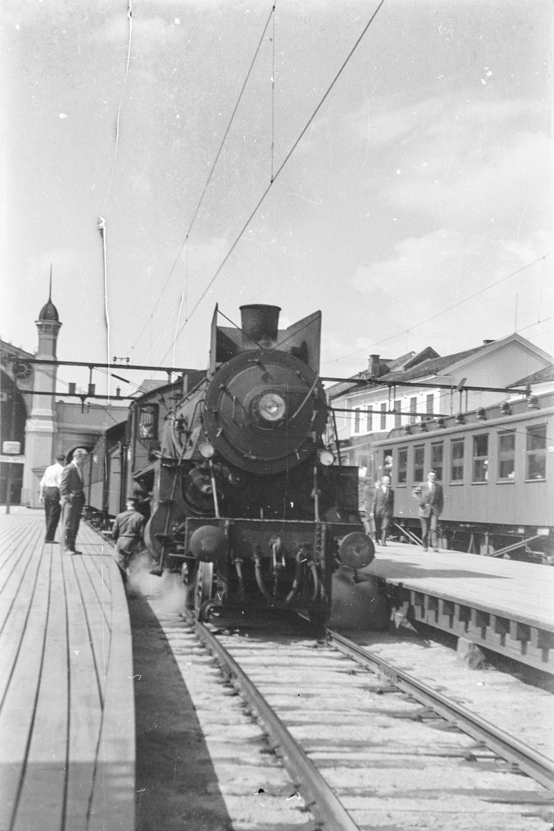 Persontog til Hovedbanen på Oslo Østbanestasjon. Toget trekkes av damplokomotiv type 26c nr. 398.