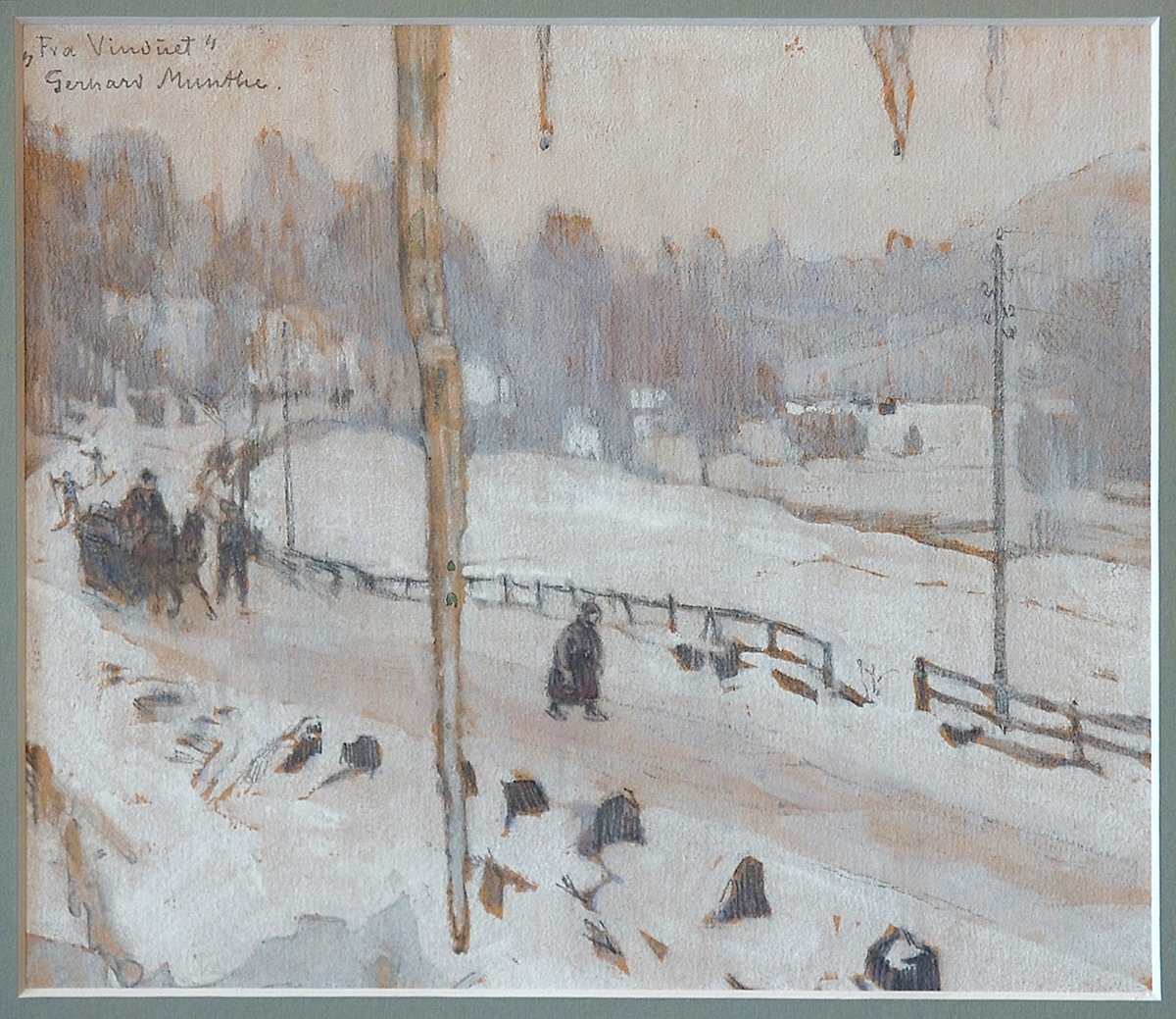 Vinterlig gateløp sett fra et vindu hvor istapper fra huset er synlige i motivet. Hest og kjerre, en eldre kone og barn på ski utgjør folkelivet på veistubben.