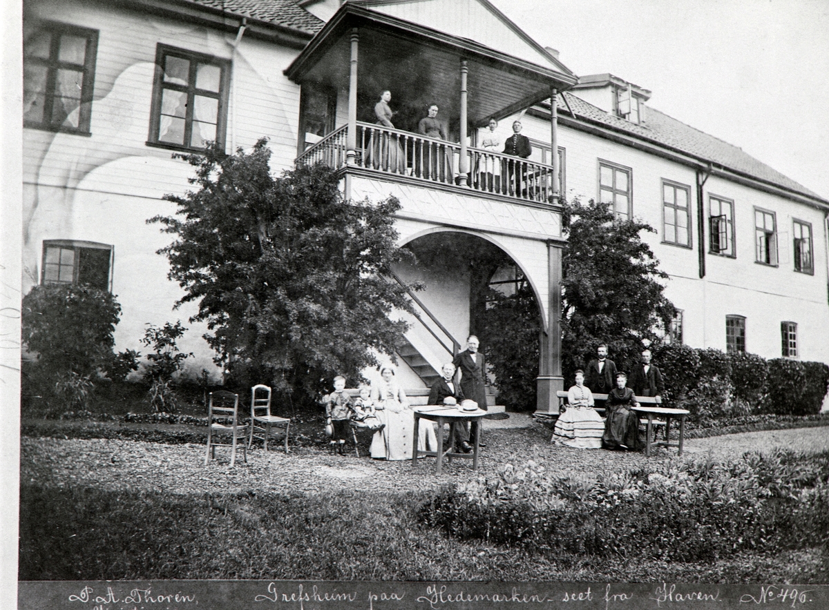 Grefsheim,Nes. Hedmark, hovedbygningen, gruppe, familien Ekeberg. " Grefsheim paa Hedemarken seet fra Haven" No 496.