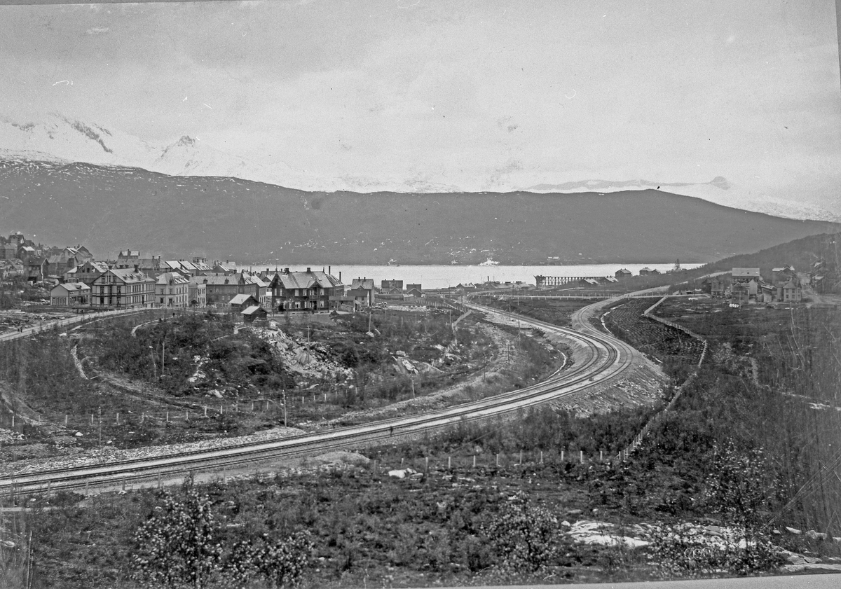 Bilde 1: Narvik Jernbanestasjon fra 1902
Bilde 2: Narvik sett fra Gulbransons park.  T.v. Oscarsborg med bl.a. Grand Hotel og t.h. Frydenlund.  I mellom jernbanen til Fagernes og malmkaiene.