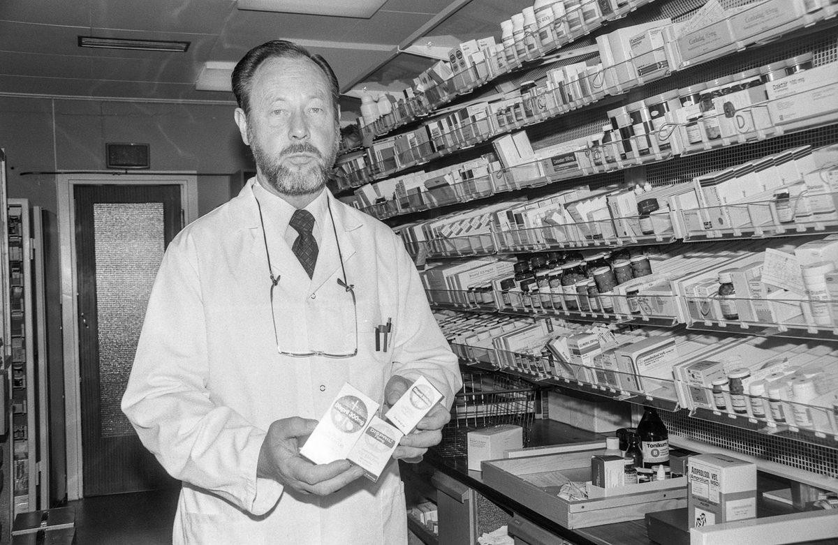 Farmasøyt og apoteker Mathis Gundersveen ved Ski apotek. Hyller med medisiner.