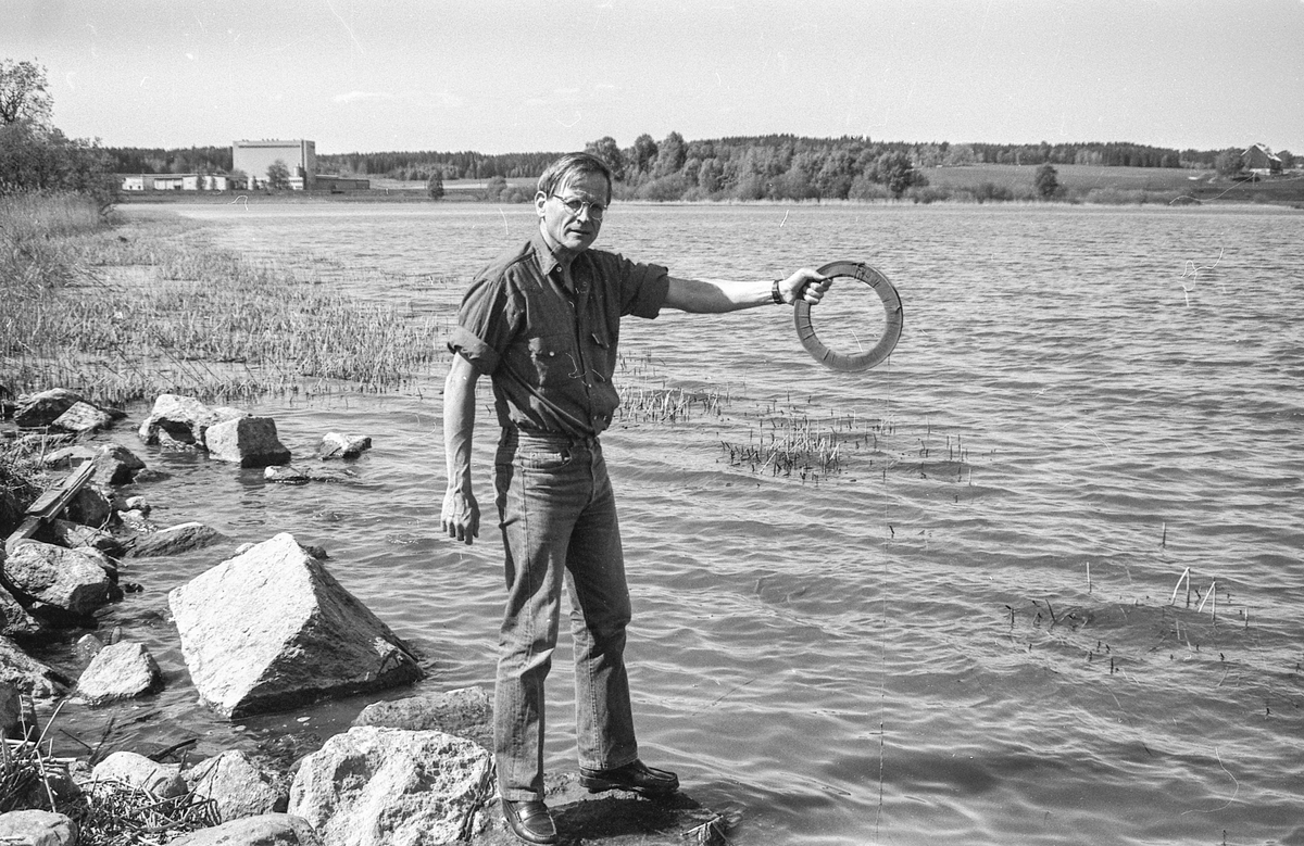 Østsjøvannet i Ås skal renses. Olav Grøterud ved Institutt for Hydroteknikk i Ås med renseutstyr.
