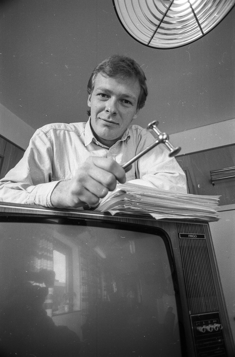 Kan illustrere innkassosak. Lennsmannsbetjent Bjørn Bjørnstad i Ski står ved en TV med papirer og en klubbe.