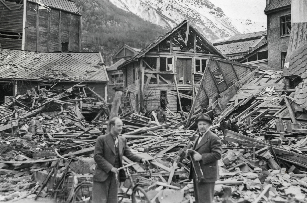 Kafé Skytningstova i ruiner etter bombinga av Odda sentrum.