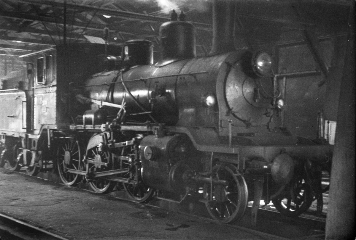 Damplokomotiv type 21c nr. 371 i lokomotivstallen på Lillestrøm stasjon.