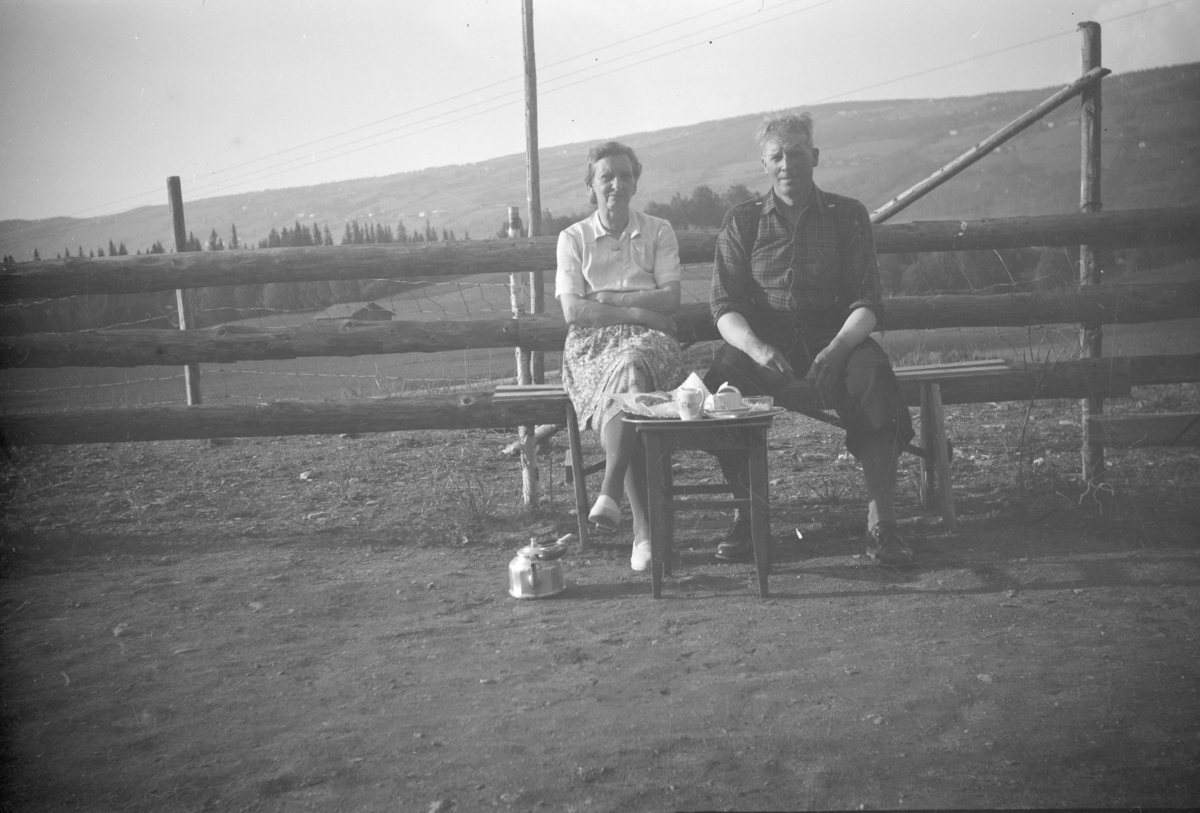Hanna og Olav Børresen, kaffe utendørs