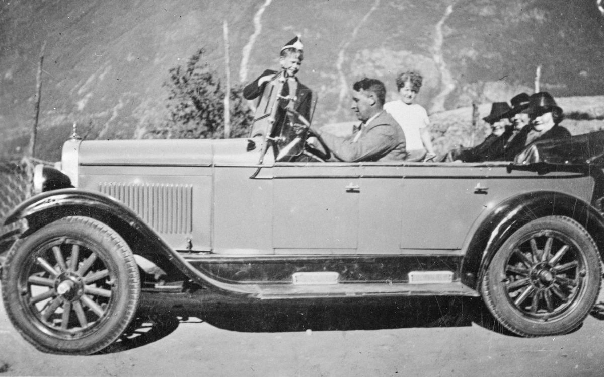 Folk på tur i bilen "Vossadokko" - ein Chevrolet - 1. pinsedag 1939.

