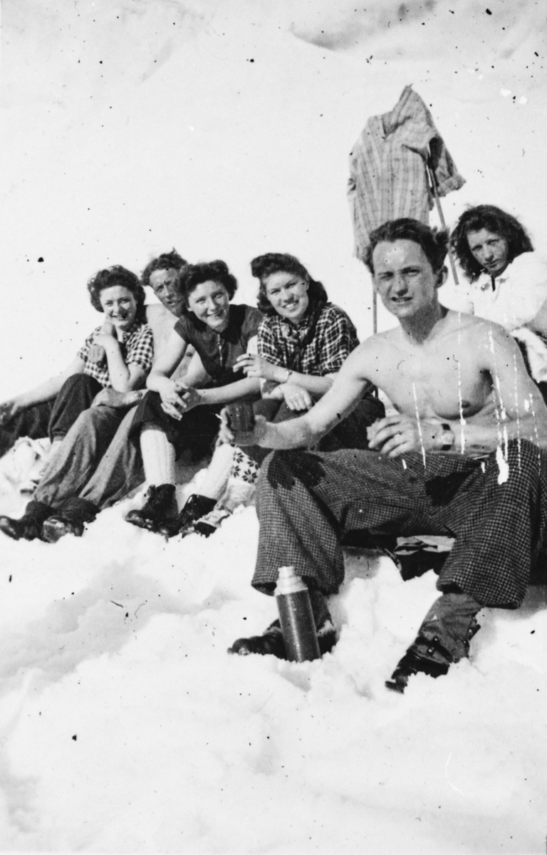 Venner på skitur til Folgefonna