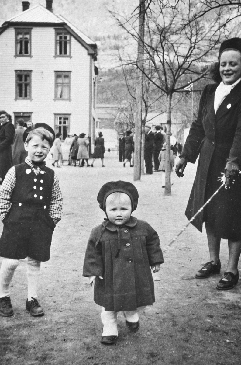 Familien Knutsson med Arne Moe 1. mai 1948