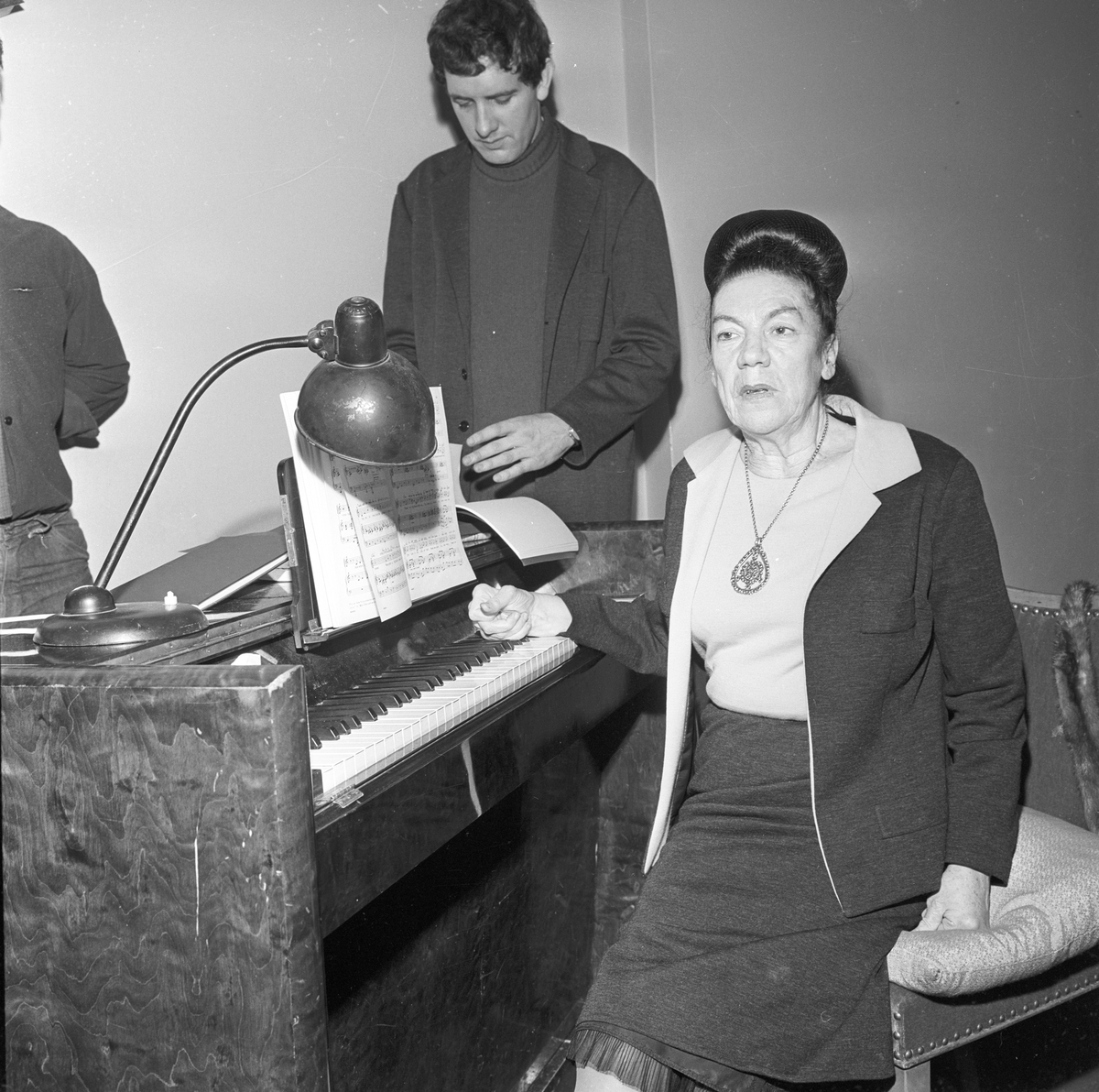 En dame (eventuelt Viran Vallstrøm) sitter ved et piano "West Side Story" i Det Norske Teatret. Fotografert 06.02.1965.