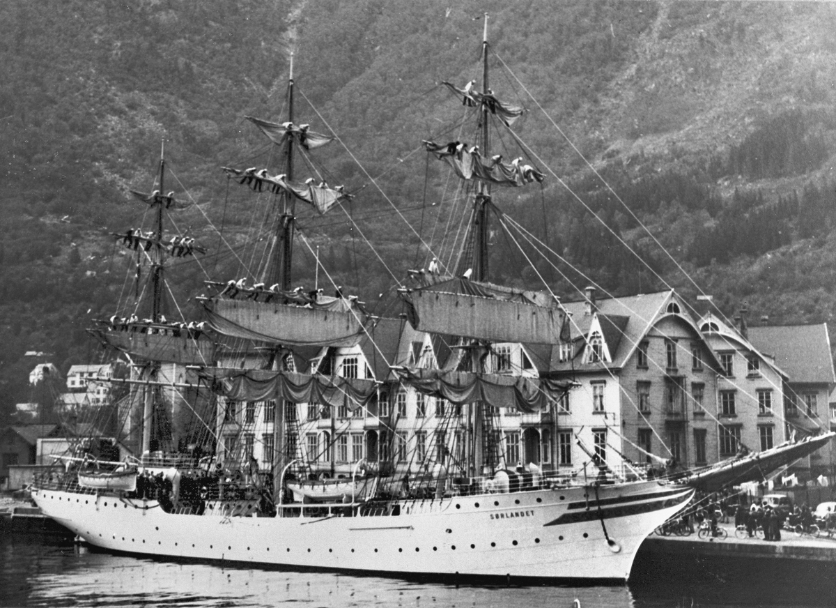 Skuleskipet "SS Sørlandet" til kai i Odda i 1959.