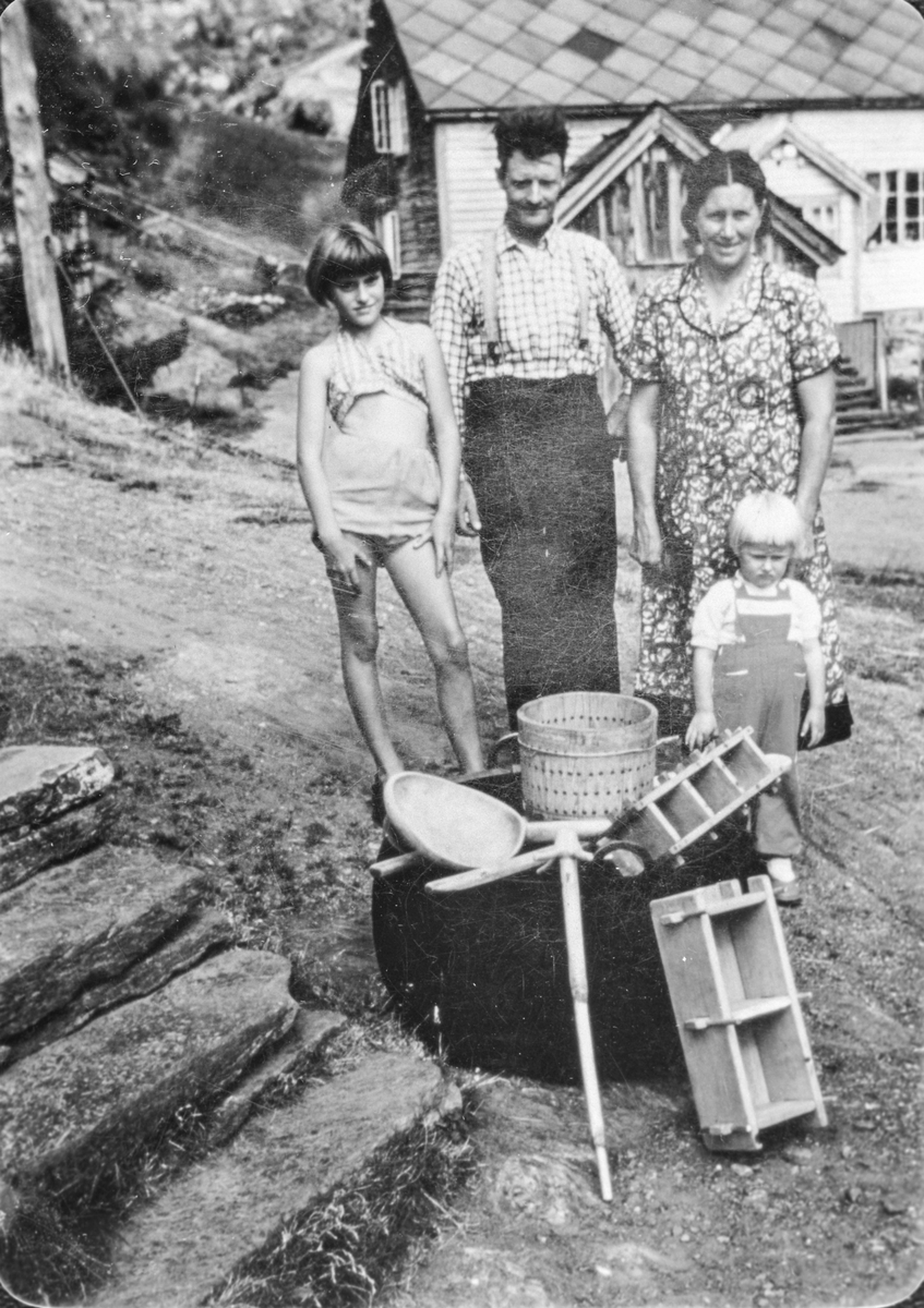 Familien Løyning med utstyr for ysting.