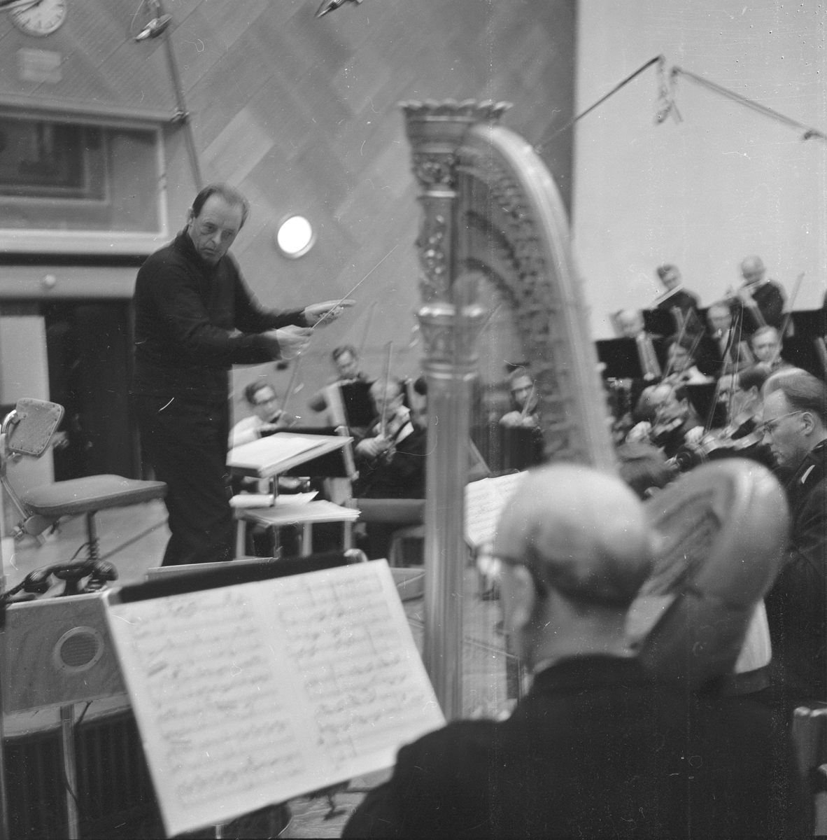 Kringkastingsorkestret i Store Studio med Øivind Bergh som dirigent. Fotografert november 1961.