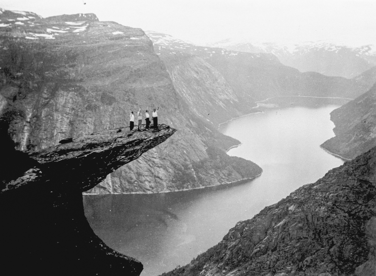 Personar vinker på Trolltunga over Ringedalsvann.