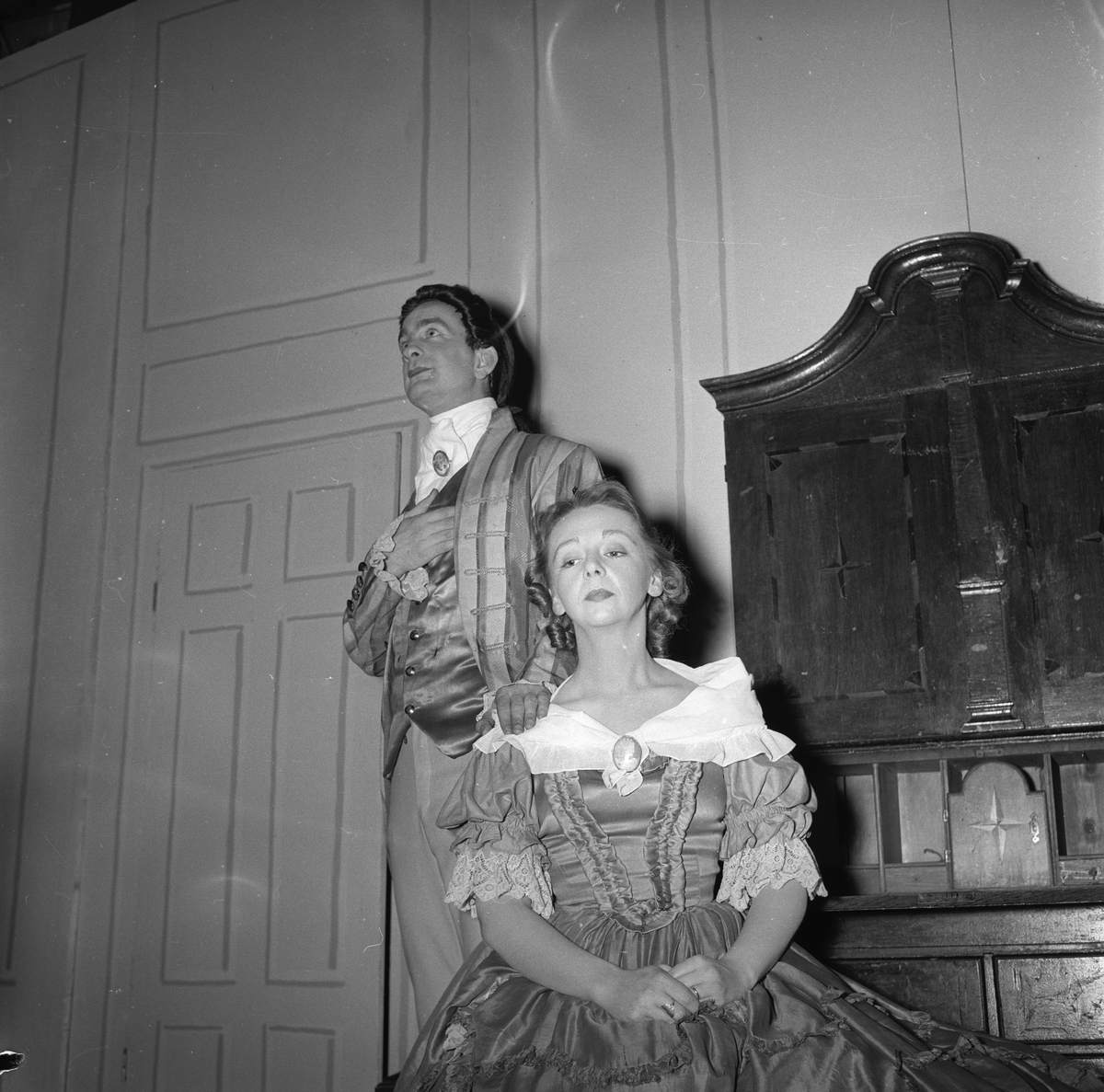 Oppsetning av "Berkeley Square".  Skuespillere Edith Ellingsen og Tørres Aadland sammen på scenen. Fotografert 7. november 1955.