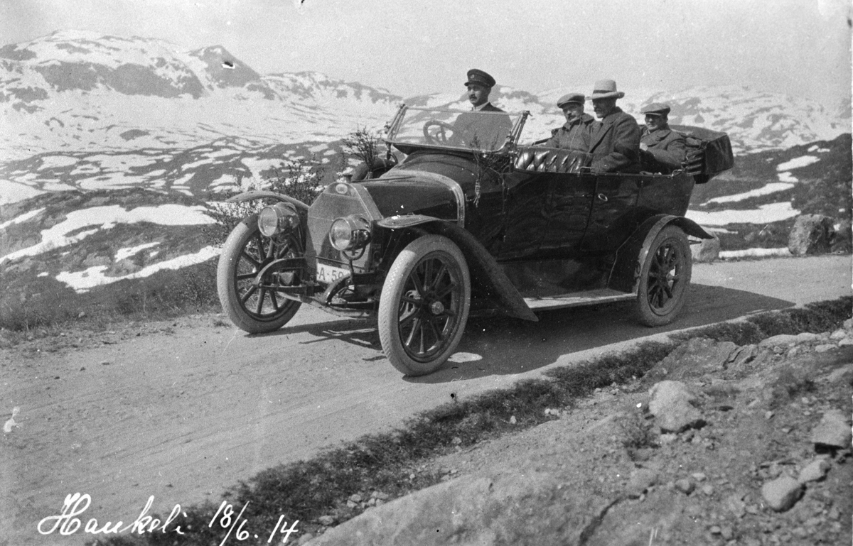På biltur over Haukelifjell i 1914.