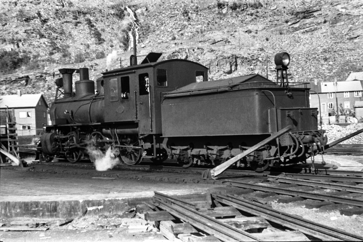 Sulitjelmabanens damplokomotiv nr. 85 på svingskiven i Lomi.