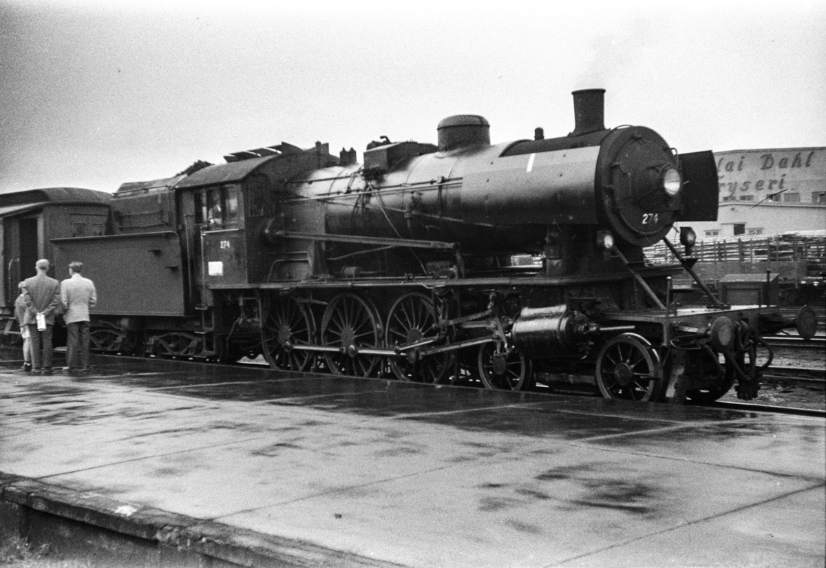 Damplokomotiv type 30a nr. 274 med persontog på Trondheim stasjon.