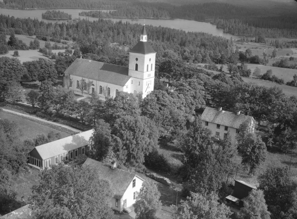 Flygfoto över Hultsjö kyrka i Sävsjö kommun. Nr K 364.