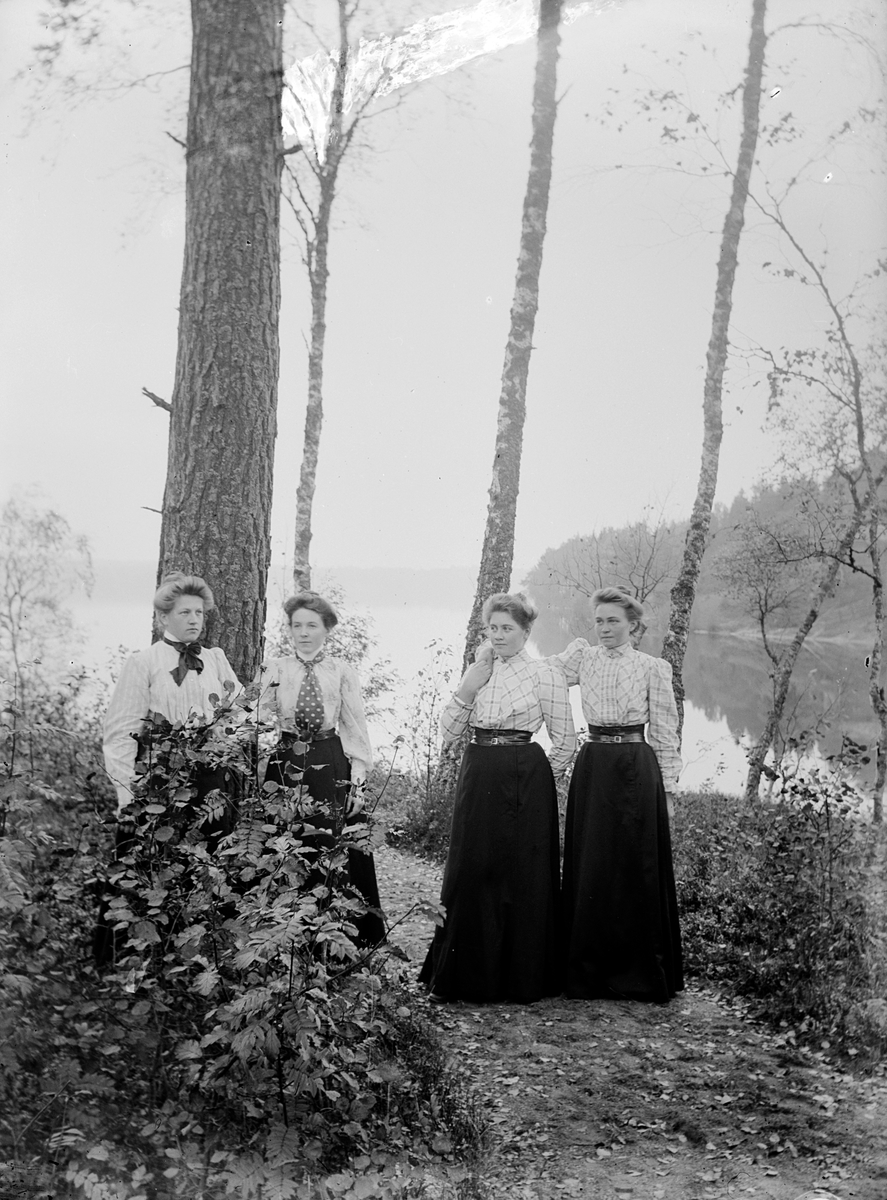 Fyra unga kvinnor från Ökna socken, Vetlanda.