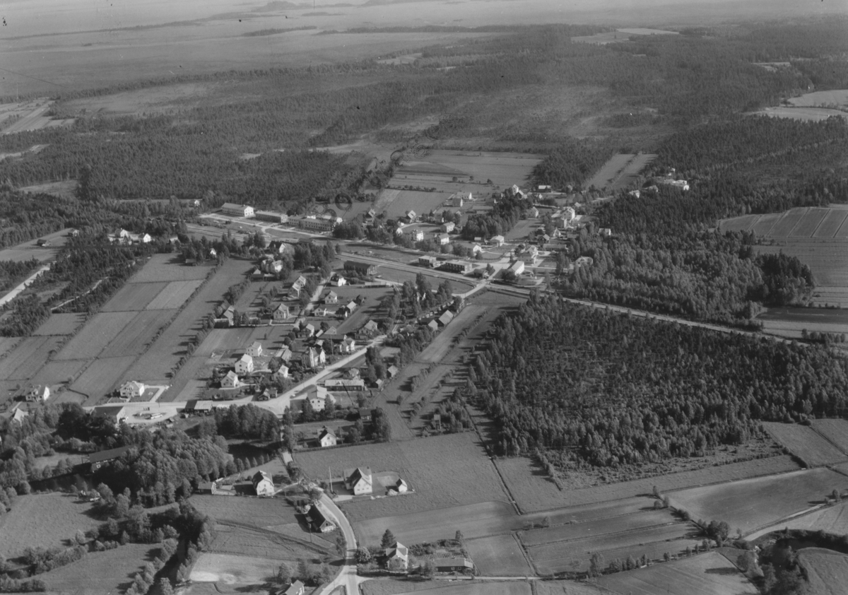 Flygfoto över Hillerstorp i Gnosjö kommun. Nr 652.