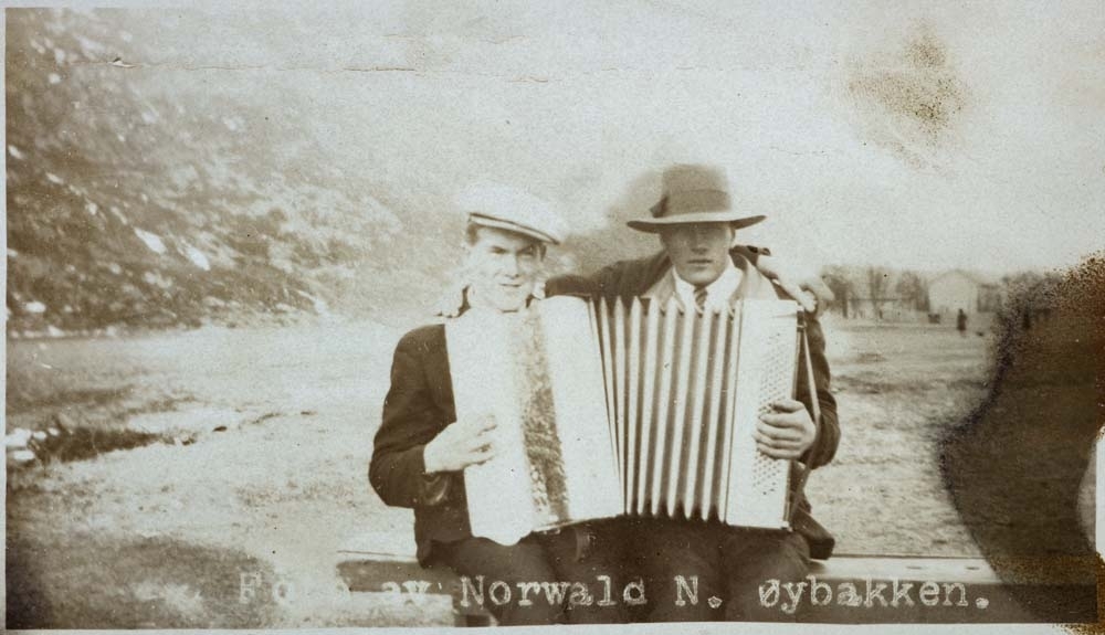 To menn med trekkspill. Kan være Norvald N. Øybakken som står skrevet på bildet, og muligens hans bror Urmaker Einar Øybakken.