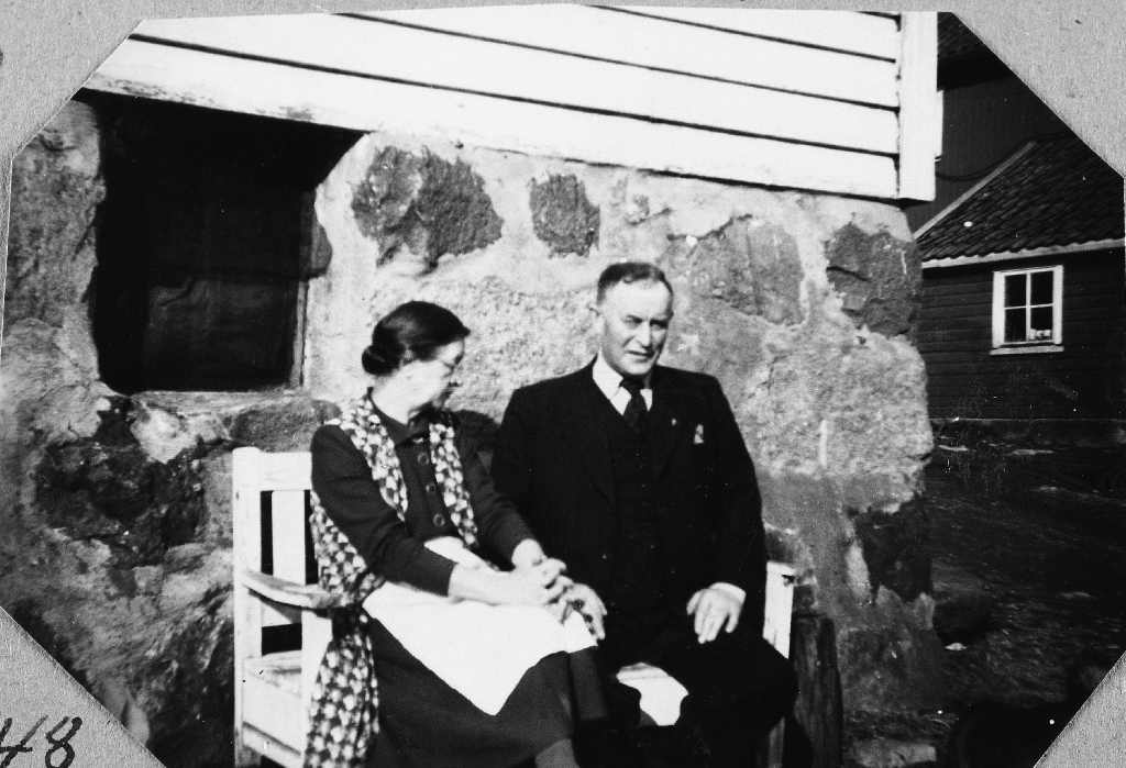 Gunnar Aasland (1890 - 1965) og Berta Aasland f. Anda (1892 - 1968) utanfor det gamle huset på garden. Det vart rive i 1958.